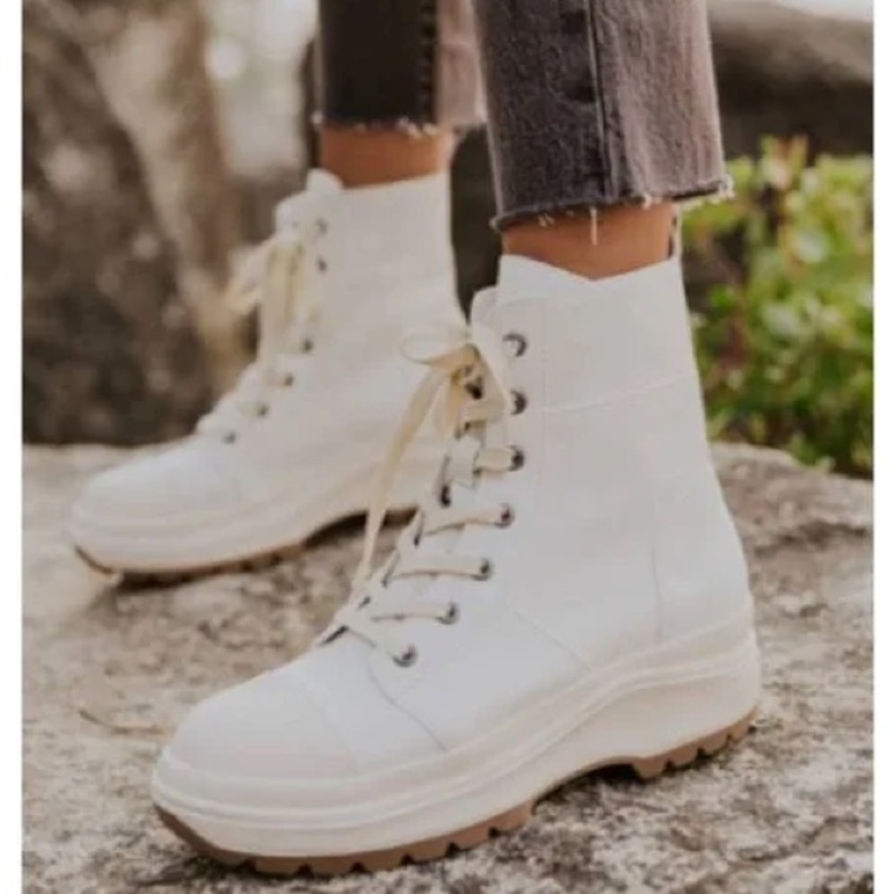 MIA Edge White Canvas Lace-Up Women's Boots - W9 NEW IN BOX!